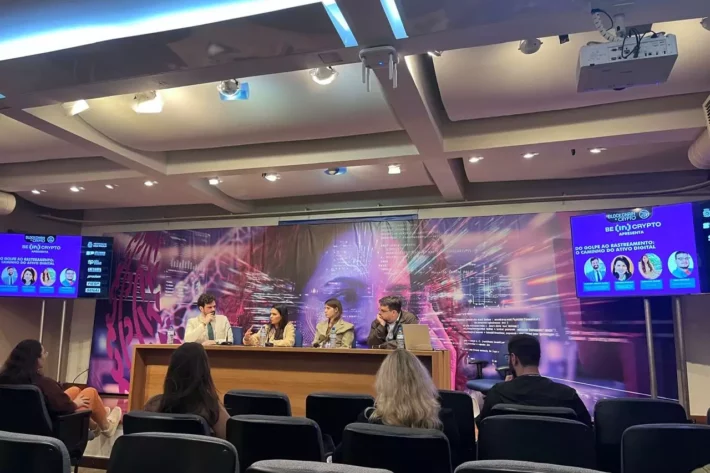 Rudyero Trento Alves, assessor especial da Secretaria Nacional de Seguran&ccedil;a P&uacute;blica, do Minist&eacute;rio da Justi&ccedil;a e Seguran&ccedil;a P&uacute;blica, Vanessa Butala, diretora jur&iacute;dica, de compliance e de riscos do Mercado Bitcoin, Caroline Nunes, CEO da InspireIP, e Ugo Portella, gerente de servi&ccedil;os para Am&eacute;rica Latina na Chainalysis. Foto: Beatriz Rocha/E-Investidor