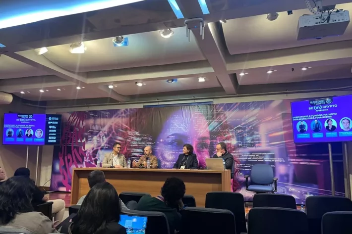 Andr&eacute; Carneiro, CEO da BBChain Blockchain & Digital Assets, Luiz Pires, gerente de inova&ccedil;&atilde;o da Associa&ccedil;&atilde;o Brasileira das Entidades dos Mercados Financeiro e de Capitais (Anbima), Claudia Mancini, fundadora da Blocknews, e George Smetana, especialista em estrat&eacute;gia regulat&oacute;ria do Bradesco. Foto: Beatriz Rocha/E-Investidor