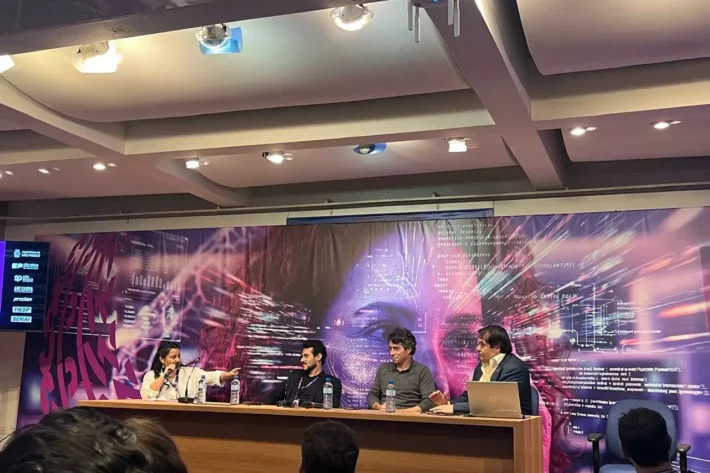 Aline Fernandes, jornalista do portal BeInCrypto, Davi Cardoso, CEO da Triad Markets, Arthur Farache, CEO da Hurst, e Jo&atilde;o Accioly, presidente interino da Comiss&atilde;o de Valores Mobili&aacute;rios (CVM). Foto: Beatriz Rocha/E-Investidor