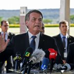 Presidente Jair Bolsonaro dá entrevista em frente ao Palácio do Planalto