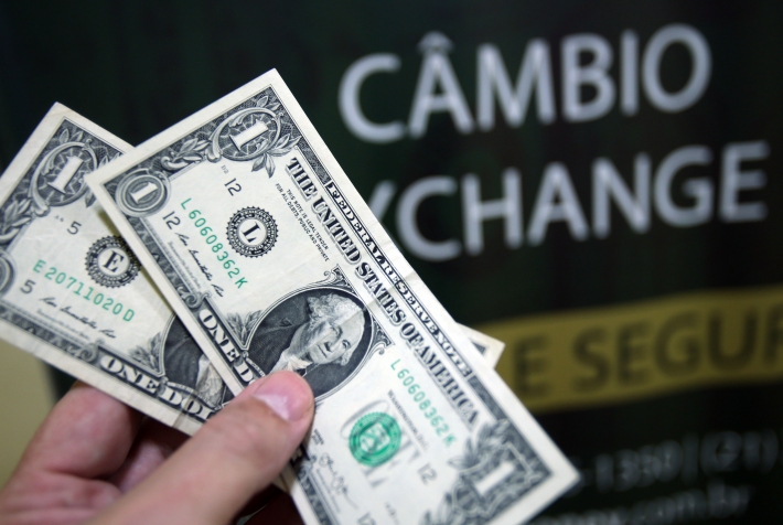 Dólar está alto, mas ainda longe de seu recorde real