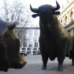 Esculturas de urso, representando o "bear market", e touro, do "bull market", em frente à bolsa de valores de Frankfurt.