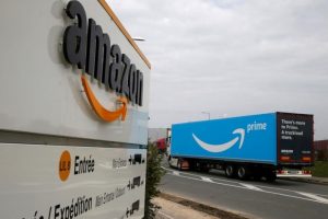 Caminhão de entrega da Amazon chega para ser reabastecido no centro de logística da empresa nos Estados Unidos (Foto: Pascal Rossignol/Reuters)