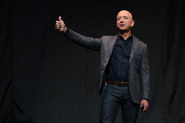 Coronavírus leva Jeff Bezos de volta ao dia a dia da Amazon