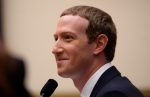 Mark Zuckerberg, fundador do Facebook, sorri levemente durante um pronunciamento