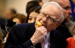 Warren Buffett com um picolé Dairy Queen