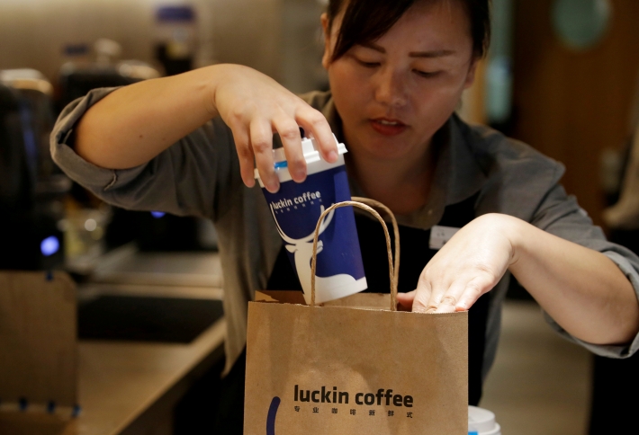 Escândalo da Starbucks chinesa pode levar a série de deslistagens na bolsa americana