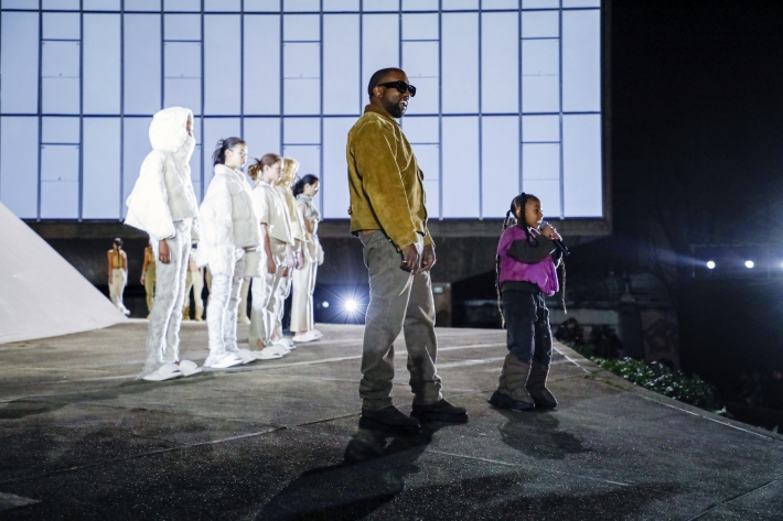 Kanye West assina acordo para vender nova linha Yeezy na Gap