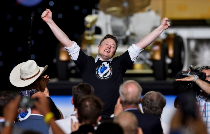 Elon Musk é a primeira pessoa do mundo com patrimônio de US$ 300 bi
