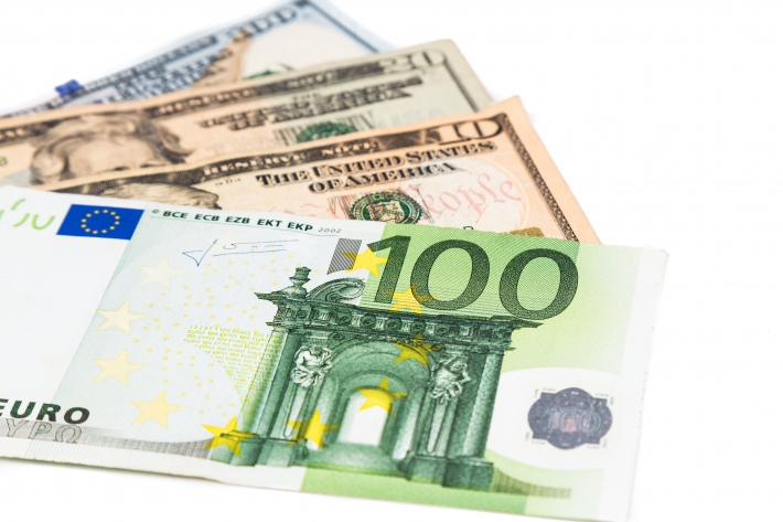 Euro bate mínima diária e atinge menor nível ante dólar desde novembro