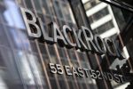 Fachada do prédio da BlackRock, maior gestora de ativos do mundo, em Nova York. Imagem mostra o nome da empresa e o endereço do prédio.