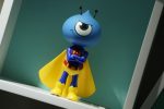 Mascote do Ant Group, o boneco de uma formiga azul, com capa amarela de super-herói