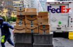 Homem transporta caixas com produtos da Amazon