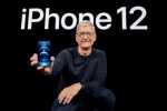 Tim Cook, CEO da Apple, segura o novo iPhone 12