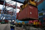 Container sendo descarregado no Porto de Santos (SP) (Foto: Amanda Perobelli/Reuters)