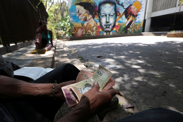 100 milhões de bolívares por 100 dólares: o drama do poder de compra venezuelano