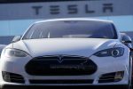 O modelo S70 sedan da Tesla, montadora de carros elétricos de Elon Musk (Foto: David Zalubowski/AP)