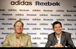 Em 2005, os executivos Paul Fireman, então CEO da Reebok, e Herbert Hainer, CEO da Adidas, anunciam a incorporação da marca americana pela gigante alemã (Foto: Brian Snyder/Reuters)