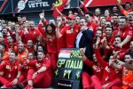 Louis Camilleri (de terno) comemora a vitória do piloto Charles Leclerc, da Scuderia Ferrari, no circuito de Monda, Itália, em 2019 (Foto: Massimo Pinca/Reuters)