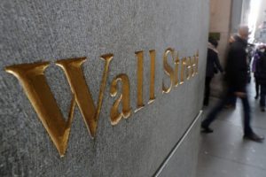 A palavra Wall Street na fachada de prédio em Nova York (Foto: Shannon Stapleton/Reuters)