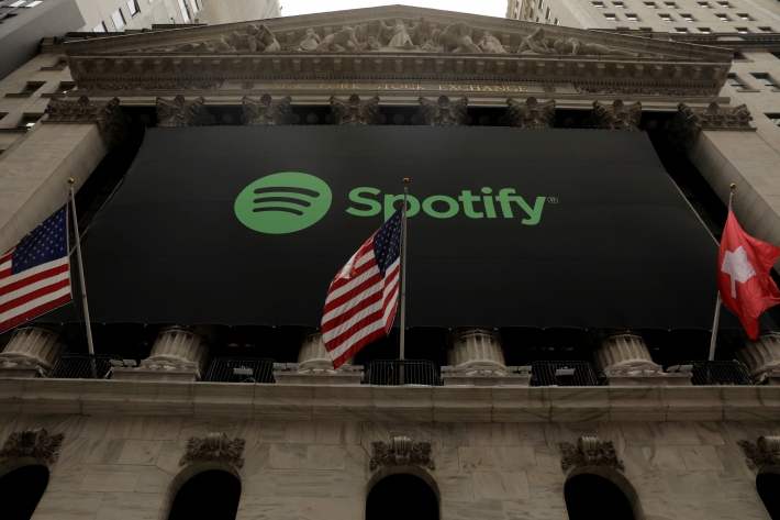 Logo Spotify davanti a Nyse (Foto: Lucas Jackson / Reuters)