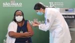 A enfermeira Mônica Calazans, de 54 anos, recebeu a primeira vacina Coronavac aplicada no Brasil, no Hospital das Clínicas, em São Paulo