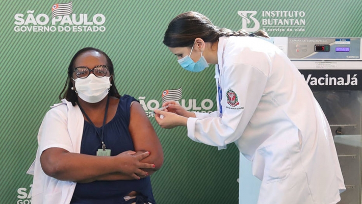 Brasil começa a vacinação contra covid-19; veja quais ações se beneficiam