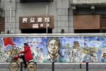 O mural Memories, na cidade chinesa de Wuhan, com a imagem do médico Dr. Zhong Nanshan, que foi o primeiro a anunciar em rede nacional que a covid-19 era transmissível entre pessoas (Foto: Ng Han Guan/AP Photo)