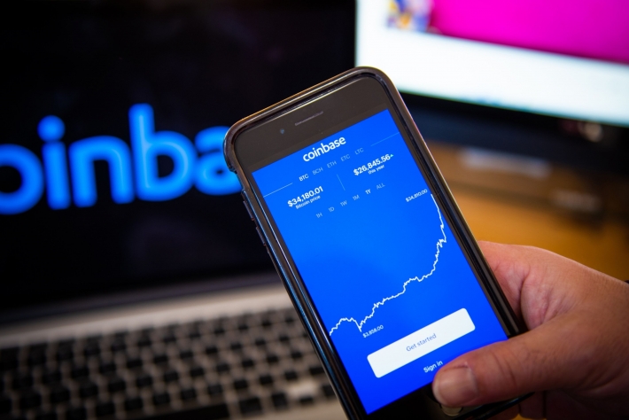 Coinbase estreia na Nasdaq avaliada em quase US$ 100 bi