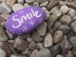 Pedra com a palavra sorria (Foto: Envato Elements)