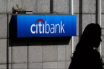 Pessoa passando em frente ao Citibank