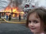 Zoe Roth em frente a casa pegando fogo