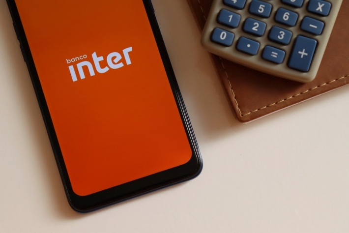 Smartphone exibe logo do Inter na tela