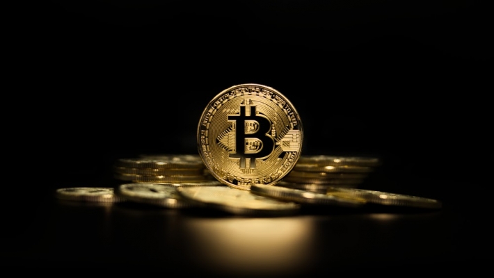 Bitcoin renova máxima histórica e é negociado acima dos US$ 66 mil