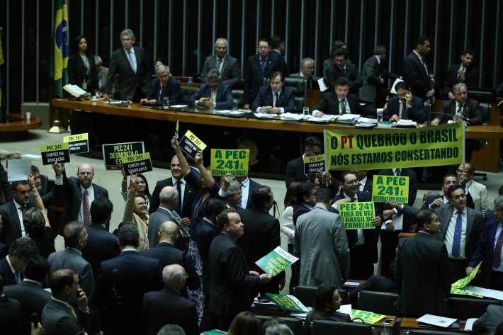 Deputados protestam na Câmara a favor - e alguns contra - da PEC 241