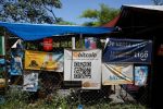 Cartazes de Bitcoin em frente a restaurante em El Salvador