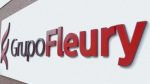 Logo do GrupoFleury exibido em alto-relevo em parede
