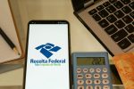 Tela de smartphone exibe logo da Receita Federal
