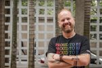 Márcio Orlandi, CEO da Pride Bank, com camisa escrita Pride To Be