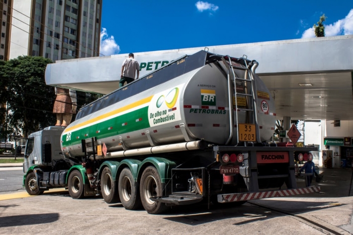 Caminhão de carga da Petrobras em posto de gasolina
