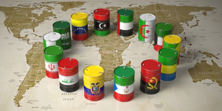 Barris coloridos com a bandeira dos países membros da OPEP em cima de mapa múndi