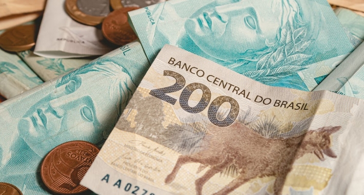 Cédula de 200 reais em cima de notas de 100 reais
