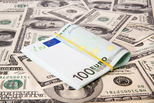 Moedas Globais: dólar enfraquece ante euro e DXY cai após Powell