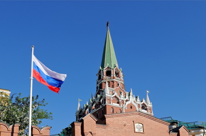 A imagem mostra uma construção com a bandeira da Rússia balançado em uma torre, e serve para ilustrar a matéria que fala sobre como é definido o preço da gasolina.