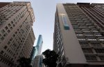 Investidor caminha pela Bolsa de Valores de São Paulo, onde investem em small caps e blue chips.