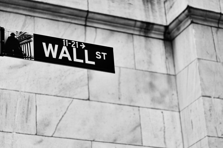 Wall Street sobe com rali de ações de crescimento; Twitter recua