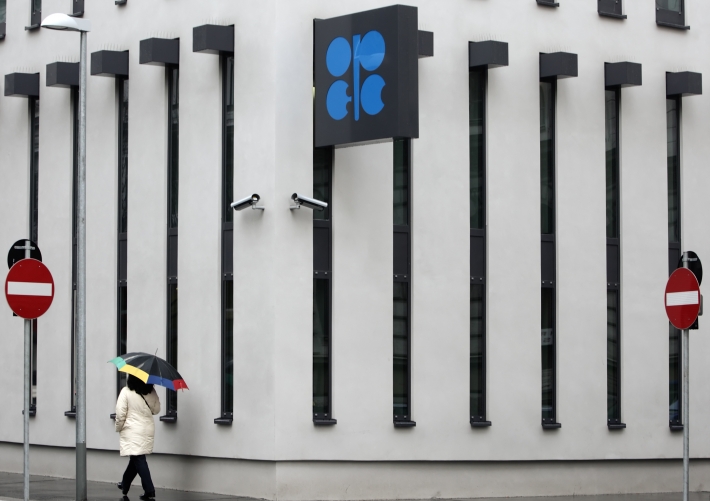Opep+ vê menor superávit no mercado de petróleo este ano, dizem fontes