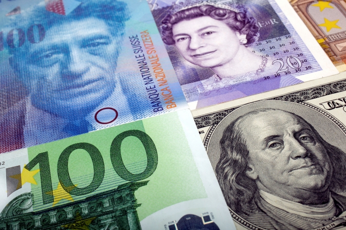 Moedas Globais: dólar cai ante rivais, com decisões de BCs no radar