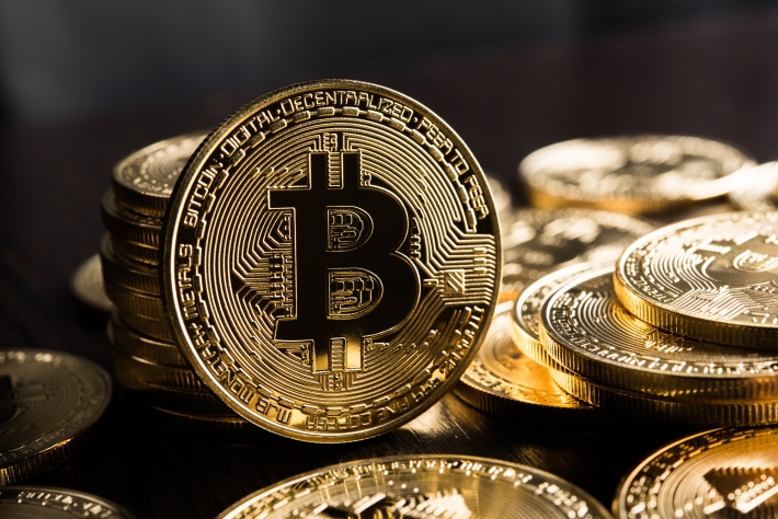 Bitcoin fica próximo de US$ 20 mil, investidores temem “efeito dominó”
