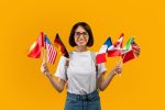 moça com bandeiras de países quanto custa um intercâmbio
